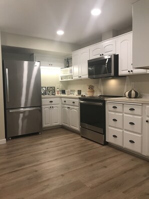 Een koelkast, een magnetron, een oven, een kookplaat