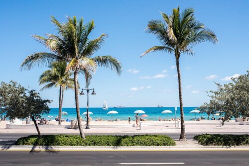 Bamboo House, Heated pool, Steps from the beach.