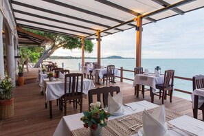 Outdoor dining - Adarin Beach Resort (Koh Samui)