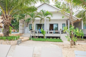 A modern house with a pool, surrounded by palm trees and a well-maintained garden. - Adarin Beach Resort (Koh Samui)