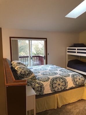 4 habitaciones, tabla de planchar con plancha y cuna de viaje 
