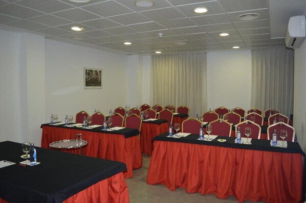 A conference room with tables, chairs, and a ceiling with recessed lighting. - Spa Sercotel Odeon (Naron)