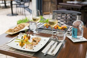 Outdoor dining - Relais du Silence Domaine des Thomeaux (Mosnes)