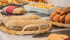 Een buffet met verschillende broden en gebak.