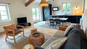 Télévision, table de tennis de table, chaßne hi-fi