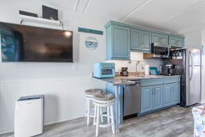 Kjøleskap, mikrobølgeovn, kokeplater og oppvaskmaskin