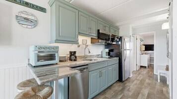 Geladeira, micro-ondas, cooktop, lava-louças