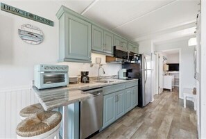 Een koelkast, een microgolfoven, een kookplaat, een vaatwasser