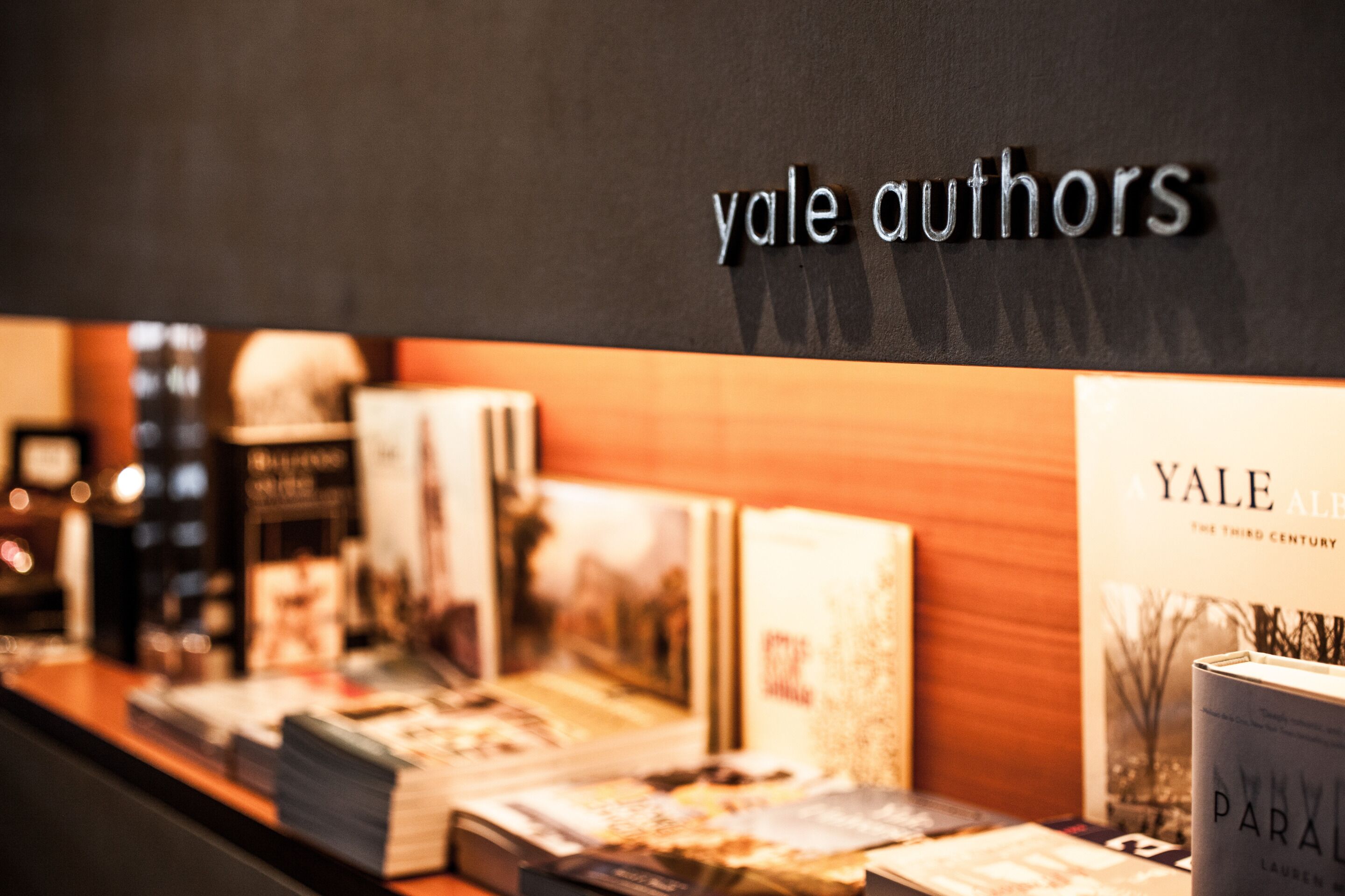 Exposició de llibres amb el text 'Yale Authors' a la paret.