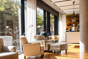 Lobby - The Study at Yale (New Haven)