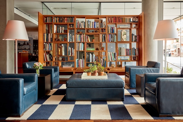 Área de estar no saguão