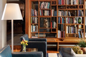 Lobby sitting area - The Study at Yale (New Haven)