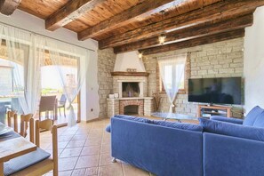 Living area - Villa San Marco - 4 bedrooms, swimming pool & BBQ (Butkovici)