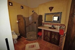Shower, free toiletries, towels - Casa Rancho (Cabo San Lucas)