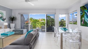 TV - Arthouse at Taralla - Unit 5 Taralla 16-18 Edgar Bennett Avenue (Noosa Heads)