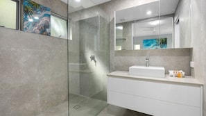Douche, sĂšche-cheveux, serviettes fournies, papier toilette