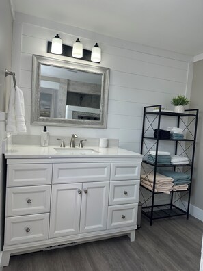 Bathtub, hair dryer, towels, soap - Located in the heart of Downtown Saugatuck (Saugatuck)