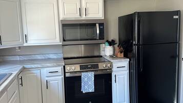 Geladeira, micro-ondas, fogão, cooktop