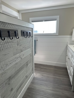 Bathtub, hair dryer, towels, soap - Located in the heart of Downtown Saugatuck (Saugatuck)