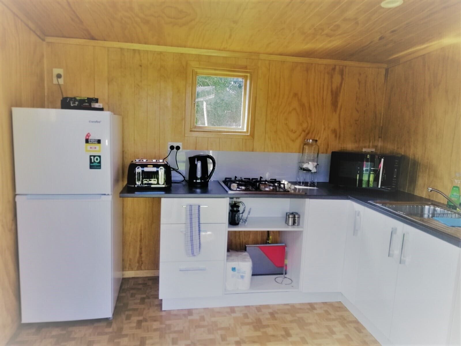 Réfrigérateur, micro-ondes, plaque de cuisson, bouilloire électrique