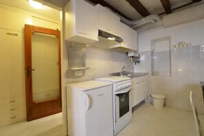 Fridge, oven, stovetop, coffee/tea maker