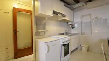 Fridge, oven, stovetop, coffee/tea maker