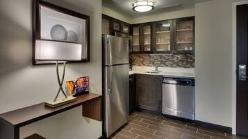 Fridge, microwave, stovetop, dishwasher