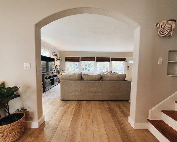 Smart TV, books, offices, computer monitors - Coronado Family Getaway Golf Cart Available (Coronado)