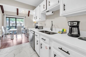 冰箱、微波炉、烤箱、炉灶