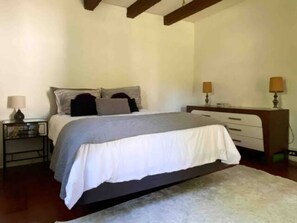 3 habitaciones, escritorio, tabla de planchar con plancha y wifi gratis 