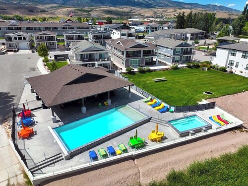Stay-n-Lake #25 - Pool, Hot Tub, and Lake Access!