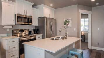 Réfrigérateur, micro-ondes, four, plaque de cuisson