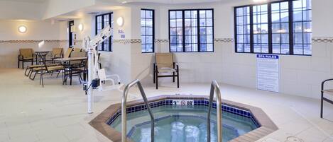 Un hall d’hôtel avec un espace piscine, des sièges et un panneau indiquant la profondeur de la piscine.