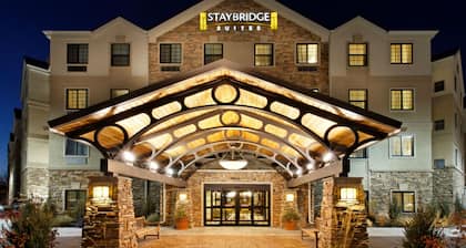 Cozy Suite in Rochester | Free Breakfast + Shared Pool & Hot Tub. Near Mayo Clinic!