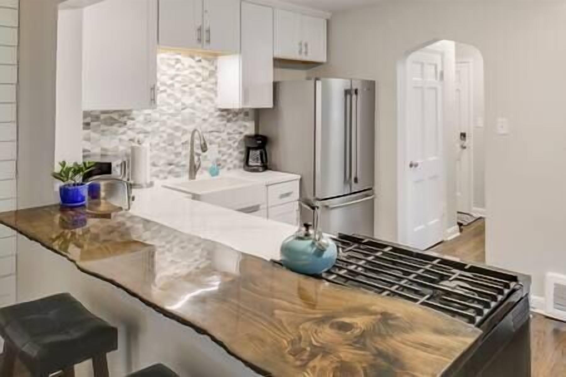 1 Bed / 1 Bath / Fenced Backyard / Side 2