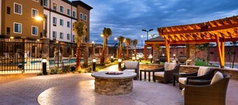 King Suite | Free Breakfast + Pool & Hot Tub Acess. Couples Retreat!