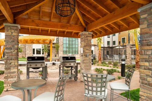 King Suite | Free Breakfast + Pool & Hot Tub Acess. Couples Retreat!