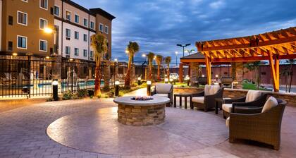 2 Bedroom Suite with Free Breakfast | Shared Pool & Hot Tub + Perfect Family Vacation!