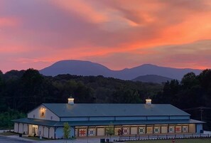 Exterior - Rustic Refuge- Cabin with Mountain Views see also VRBO #3942030 on Mount Carmel
 (Landrum)