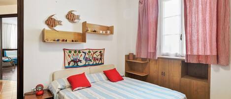 1 habitación, tabla de planchar con plancha y wifi