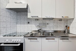 Fridge, oven, stovetop - GuestHost - Bright apartment that can accommodate up to 5 people, located just 200m from the free beach and 5 minutes walk from the Marina, the ideal starting point to explore the wonderful Ligurian coast by boat. Equipped with every comfort for a pleasa (Camogli)