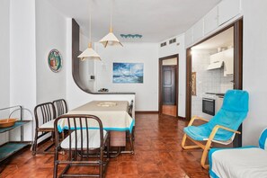 Dining - GuestHost - Bright apartment that can accommodate up to 5 people, located just 200m from the free beach and 5 minutes walk from the Marina, the ideal starting point to explore the wonderful Ligurian coast by boat. Equipped with every comfort for a pleasa (Camogli)