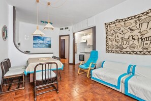 Living area - Bright apartment that can accommodate up to 5 people, located just 200m from the free beach and 5 minutes walk from the Marina, the ideal starting point to explore the wonderful Ligurian coast by boat. Equipped with every comfort for a pleasant stay, inc (Camogli)