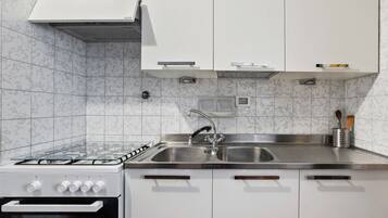 Køleskab, ovn, kogeplade