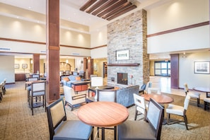 Dining - Great for Business Travelers! King Suite with Free Breakfast + Shared Pool & Gym (Folsom)
