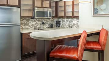 Réfrigérateur, micro-ondes, plaque de cuisson, lave-vaisselle