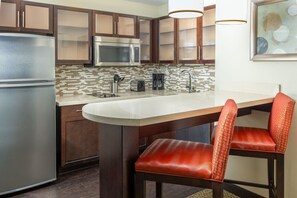 Kjøleskap, mikrobølgeovn, kokeplater og oppvaskmaskin