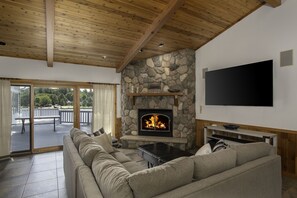 TV connectée, cheminée, Netflix, table de tennis de table