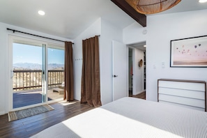 1 bedroom, free WiFi, bed sheets - The Perch - Cozy Joshua Tree Retreat + Hot Tub (Yucca Valley)