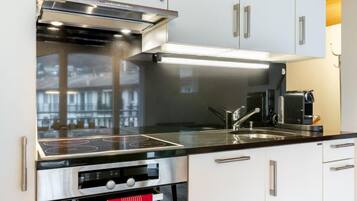 Kühlschrank, Ofen, Geschirrspüler, Kochgeschirr/Geschirr/Besteck